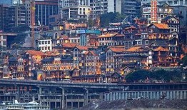 重庆商业街爆料视频,街头小吃与时尚潮流并存